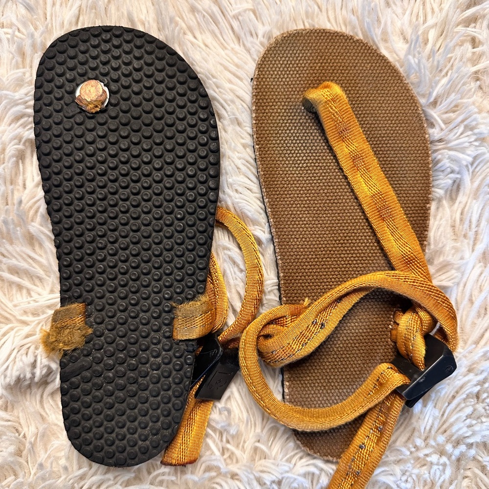Earthrunners Chronos children’s sandals size 12
